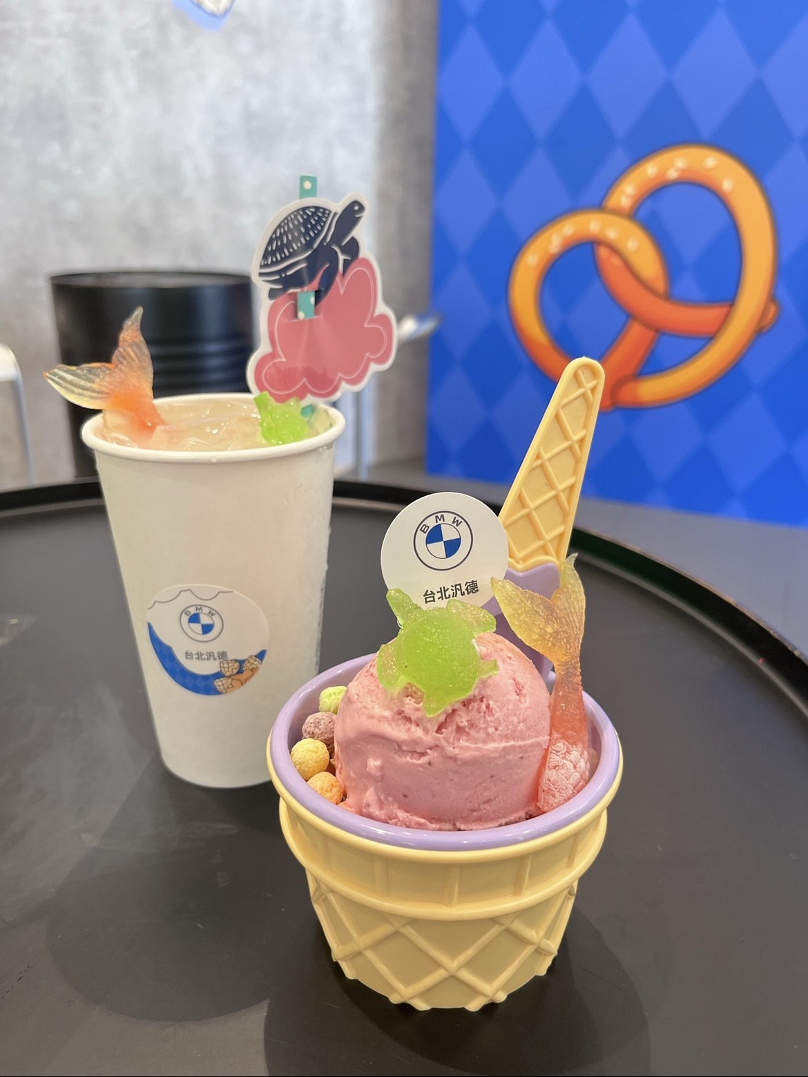 品牌活動客製冰品與飲品，呈現杯貼和插卡